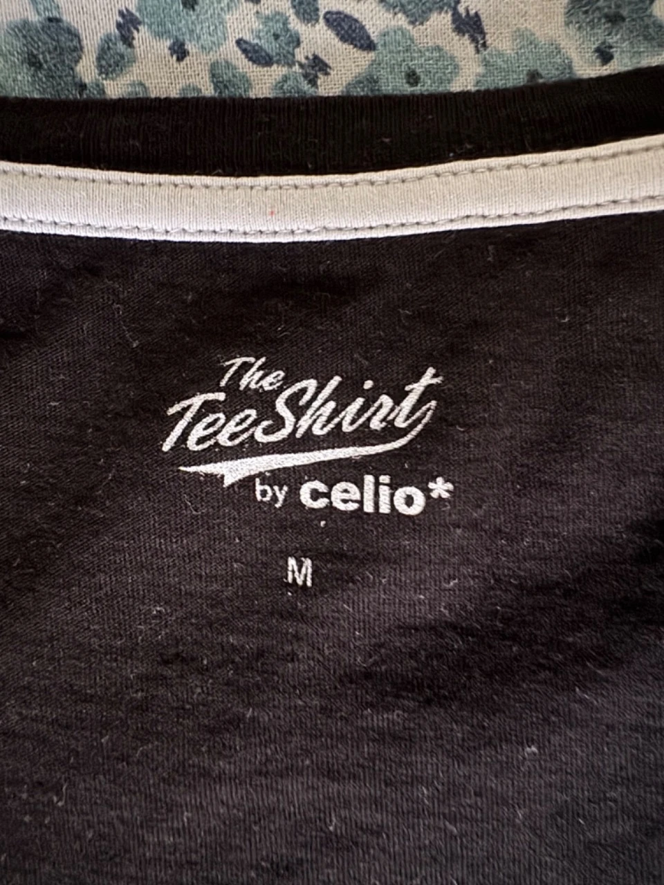 Camiseta preta com bolso cinza – photo 15